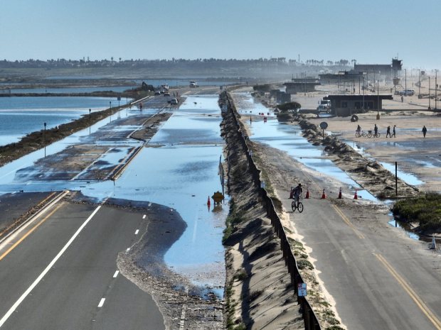 High tides cause flooding on Pacific Coast Highway at Bolsa Chica State Beach in Huntington Beach, CA, on Tuesday, January 24, 2023. (Photo by Jeff Gritchen, Orange County Register/SCNG)